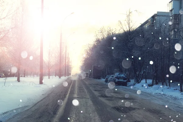 Straße Stadt mit Auto im Winter Sonnenuntergang — Stockfoto