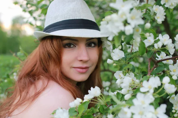 Niña en flor de jardín de manzana —  Fotos de Stock