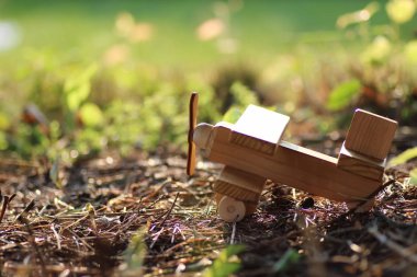 yerdeki açık ahşap uçak