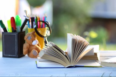 educaion kitap yığın sayfa açık