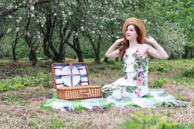 Dışarıdaki kadın şapka takıyor.