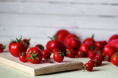 taze domates ketçap ahşap arka plan için