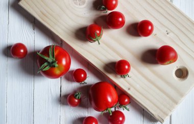 ahşap arka plan üstünde taze domates hasat