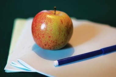 Eğitim kavramı kitap yığını, elma ve kalem