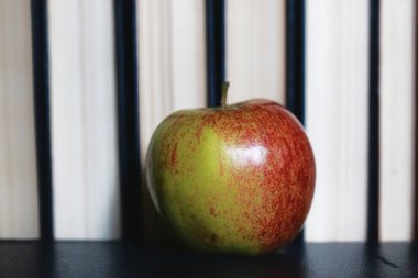 Eğitim kavramı kitap yığını, elma ve kalem