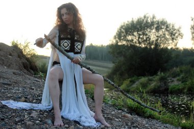 Kız nehirde mızrakla