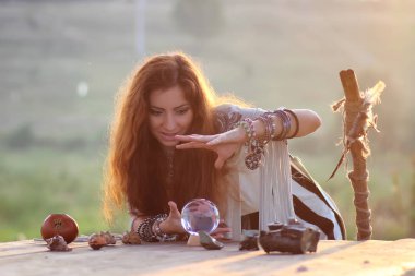 kristal top ile günbatımında cadı
