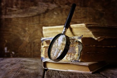 Büyüteç ve eski kitap