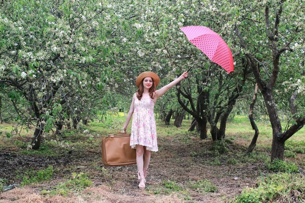 Mujer vestido al aire libre maleta retro park — Foto de Stock