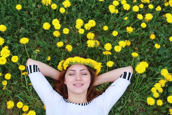 kadın karahindiba zemin çayır üzerinde