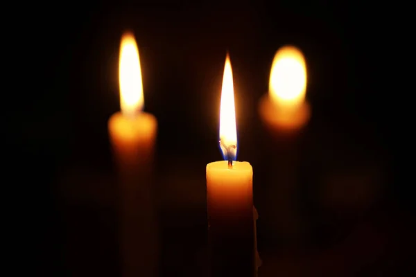 Plamen svíce izolované na černém pozadí — Stock fotografie
