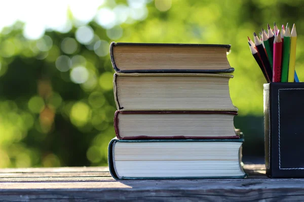 Libro pila fondo mesa madera al aire libre — Foto de Stock