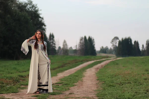 Menina no país de estrada vestido longo — Fotografia de Stock