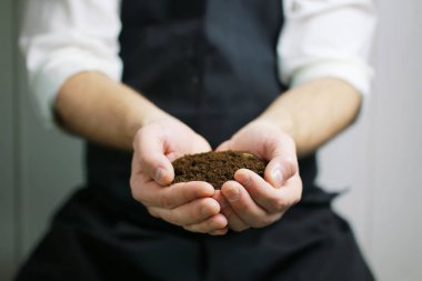 Avuçlarda filizlenen bahçıvan eli.