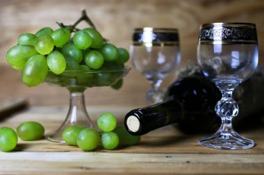 şarap şişesi kitap ve cam üzüm