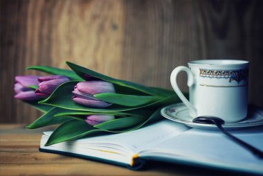 çay çiçek ve tatlı ile kitap okuma
