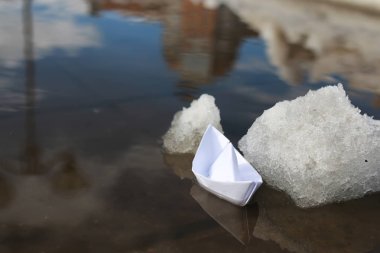 kağıt tekne bir havuzda