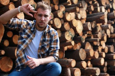 ahşap kazık ahşap yakınındaki kişi sakallı