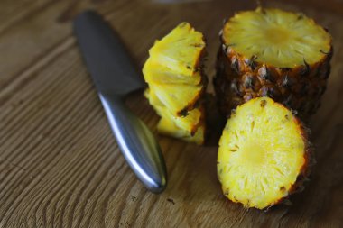 ananas dilimleri bıçak kesmek