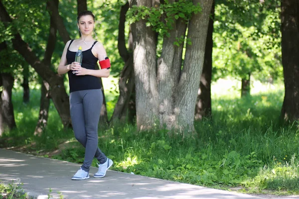 Mujer beber agua deporte — Foto de Stock