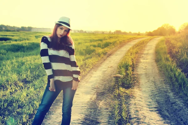 Fille dans chapeau mode champ coucher de soleil — Photo