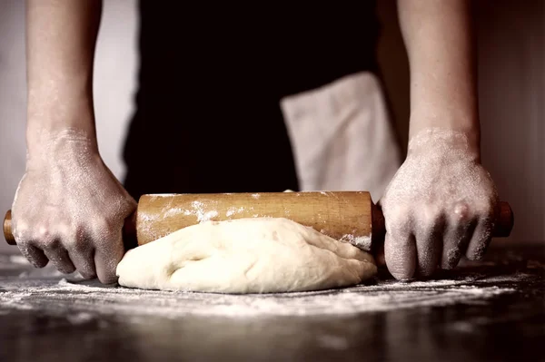 Πίτσα προετοιμασία ζύμης χέρι συμπλήρωση — Φωτογραφία Αρχείου