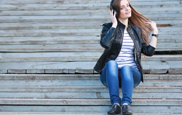 Moda menina com fones de ouvido — Fotografia de Stock