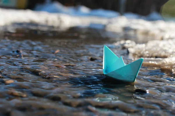Паперовий човен в басейні — стокове фото