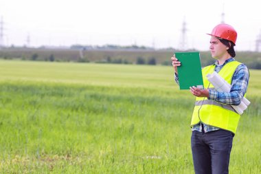İnşaat alanında iki adam var.