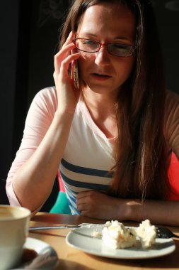 Kız bir kafede kahve notebook ile için