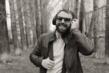 tek renkli sakallı adam Park müzik dinle