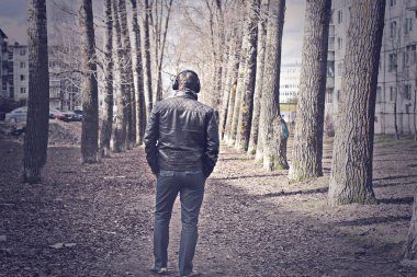 Sokaktaki yalnız adamın retro tonlu efektli fotoğrafı