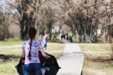 genç anne ile bebek arabası park