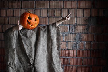 Kabak kafalı canavar. Cadılar Bayramı tabelası.