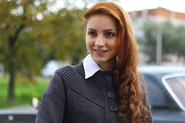 Chica pelirroja en chaqueta de otoño —  Fotos de Stock