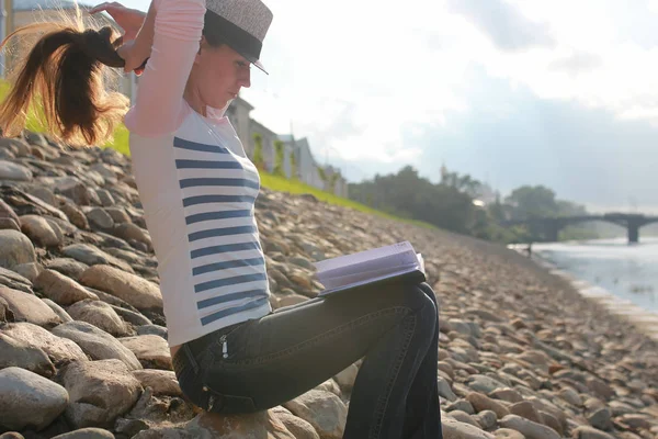 Chica al aire libre leer libro piedra río —  Fotos de Stock