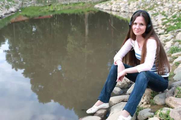 Chica escuchar música en auriculares al aire libre — Foto de Stock