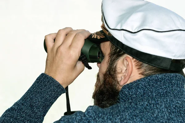 Бородатый моряк в шляпе изолирован — стоковое фото