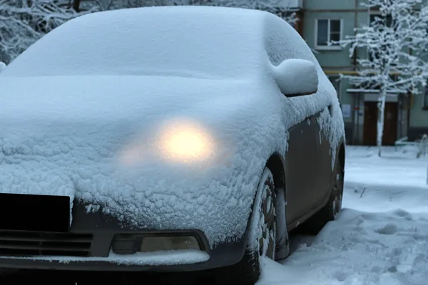 Автомобіль покриті снігом — стокове фото