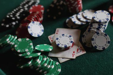 Poker fişleri ve kumaş üzerine kartları