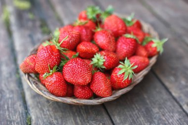 Rustik ahşap zemin üzerine çilek