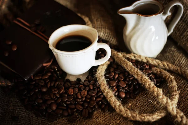 Grão de café sobre fundo têxtil — Fotografia de Stock