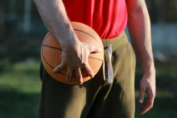 Hand houden basketbal — Stockfoto