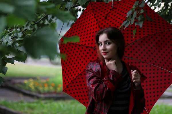 一件雨衣和一把雨伞的女人 — 图库照片