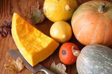 Kabak hasat masanın üstüne kesmek.