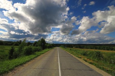 yol alan bulutlu peyzaj