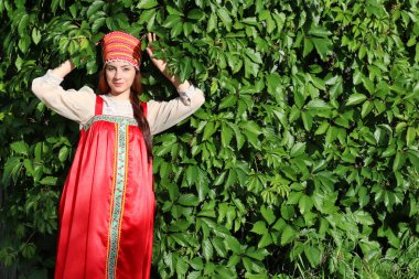 Geleneksel kıyafet sarmaşık duvar ağacında Slav