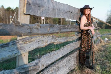 cowgirl BM şapkası gitar ile