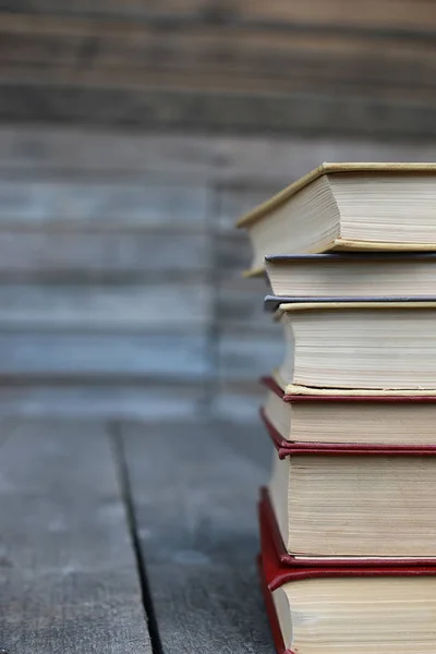 Libros de pie sobre una mesa —  Fotos de Stock