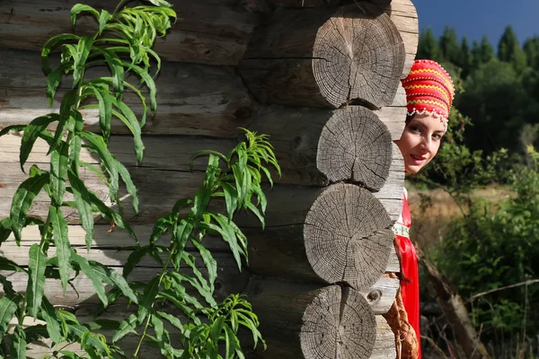 Flicka traditionell klänning logg — Stockfoto